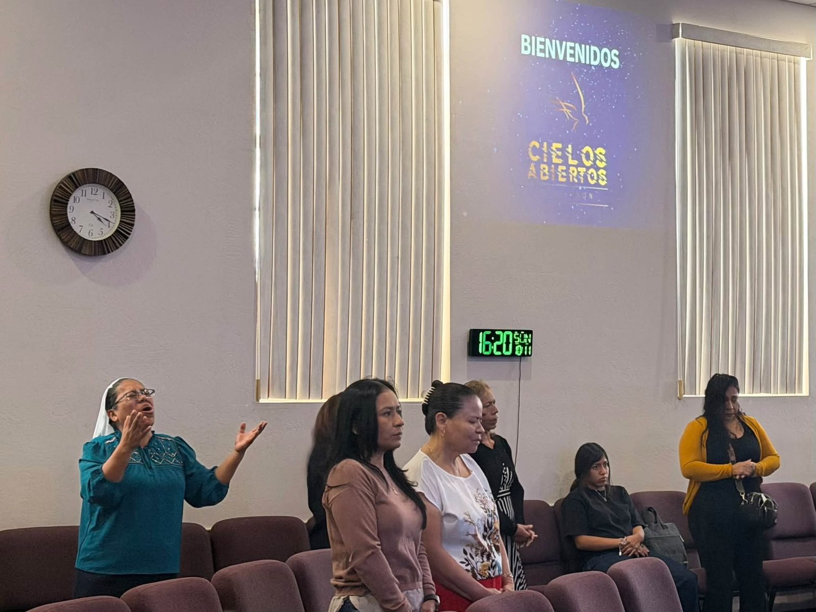 Hermanas adorando a Dios durante el servicio